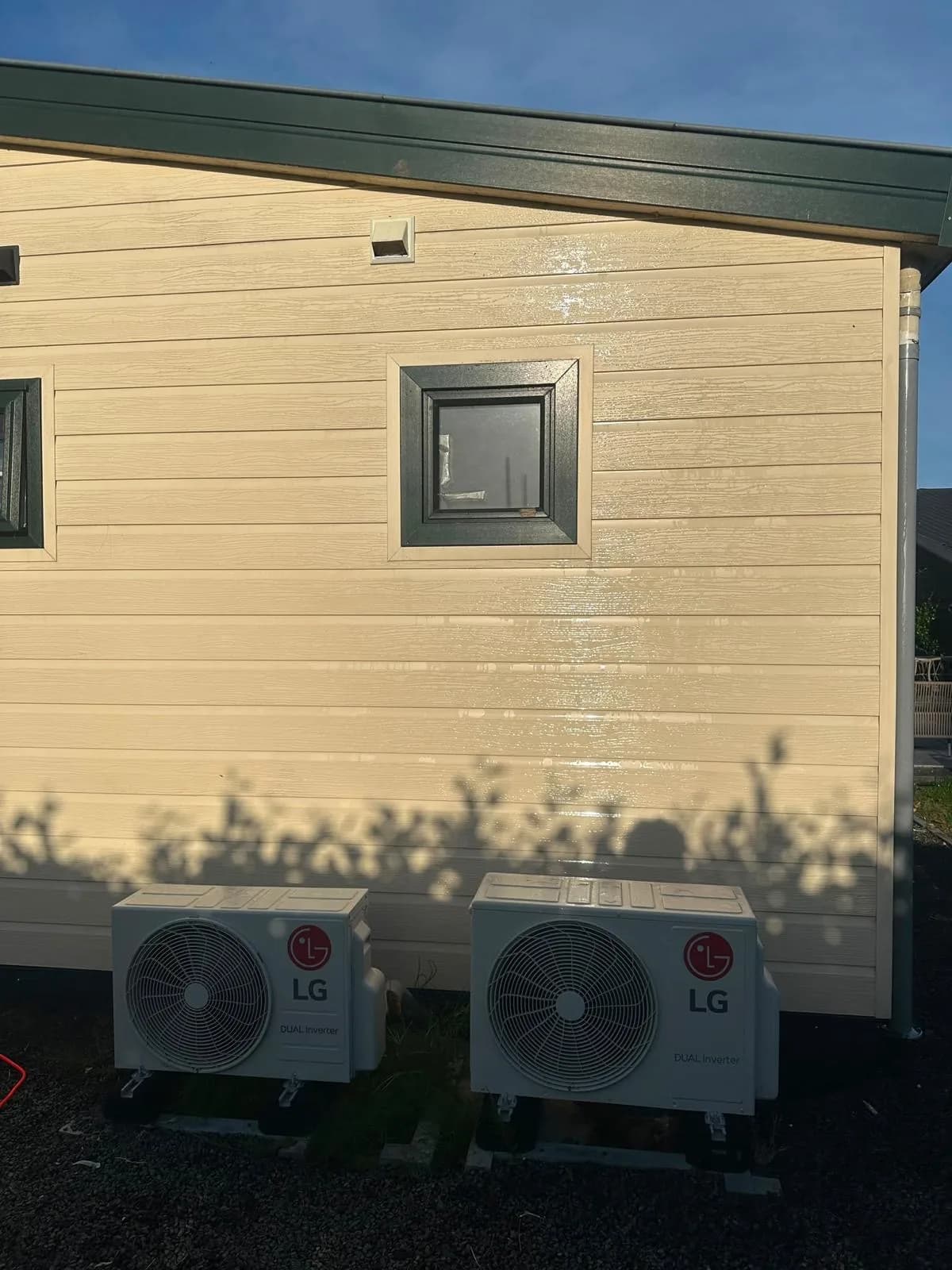 Gevelbekleding die weer glanst in de zon