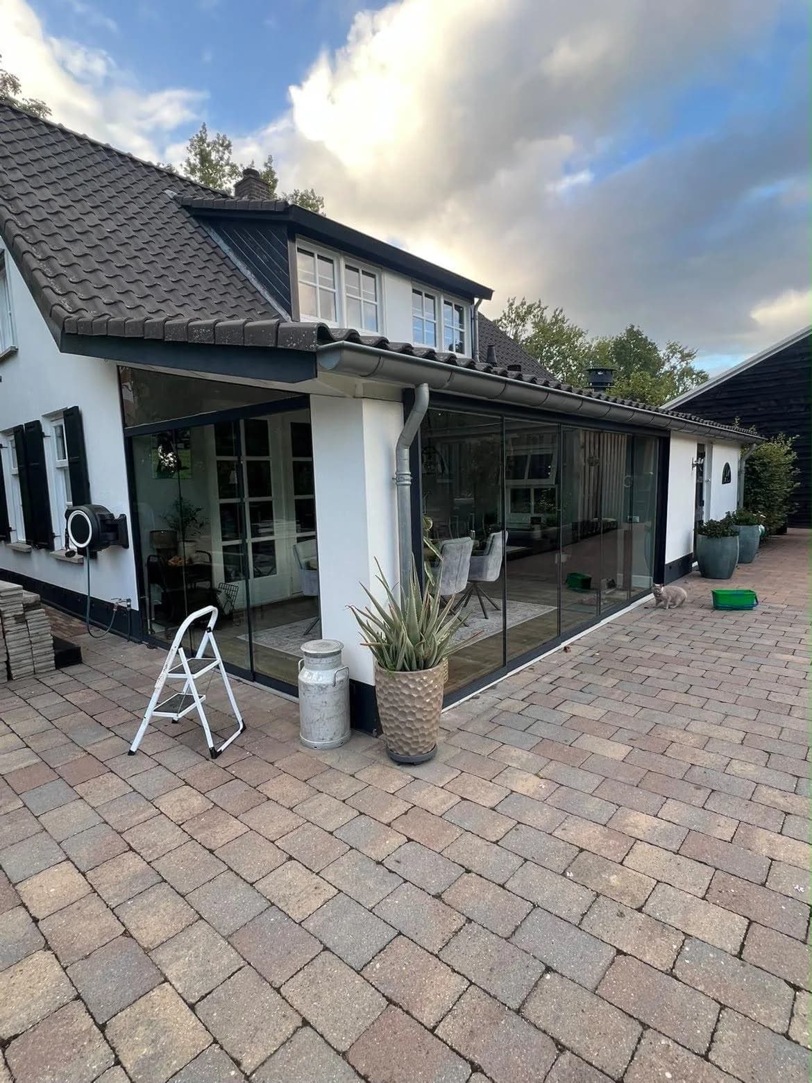 Glazen schuifwanden van een tuinkamer, schoon tot in de hoeken