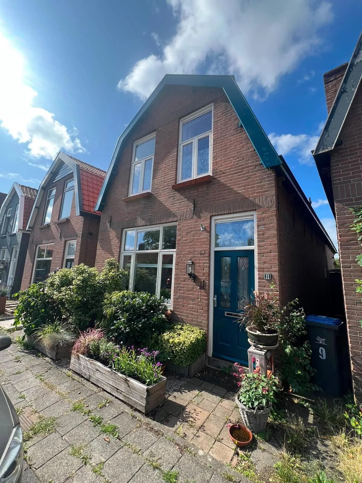 Voorgevel van een jaren-dertigwoning met gewassen ramen