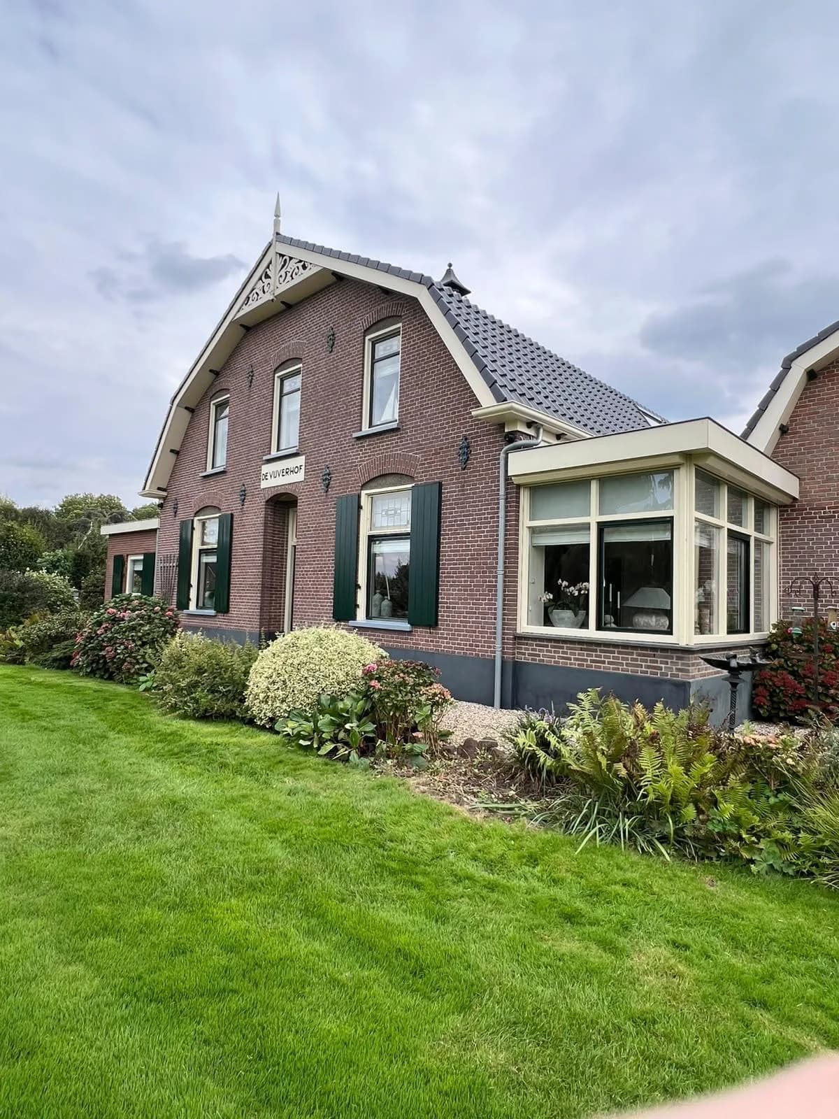 Vrijstaande woning met erker, ramen rondom gewassen