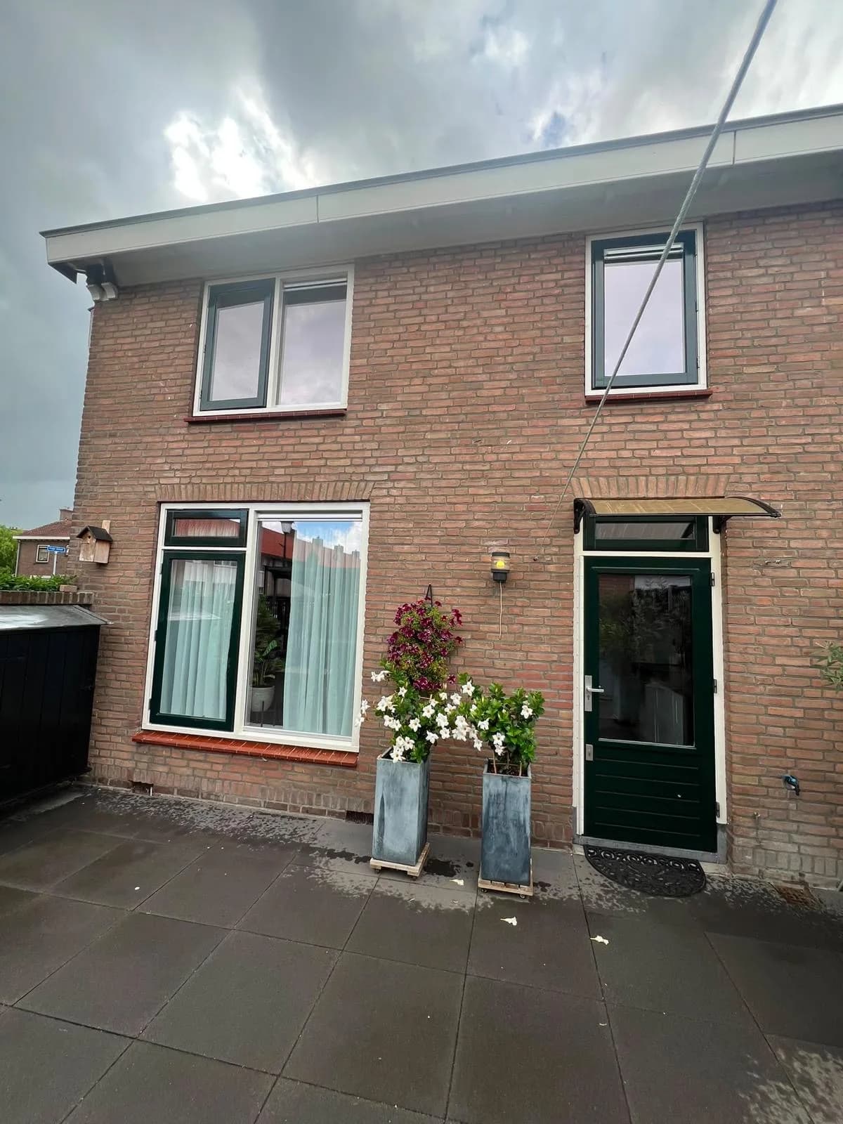 Achtergevel van een rijwoning na het wassen van ramen en deur