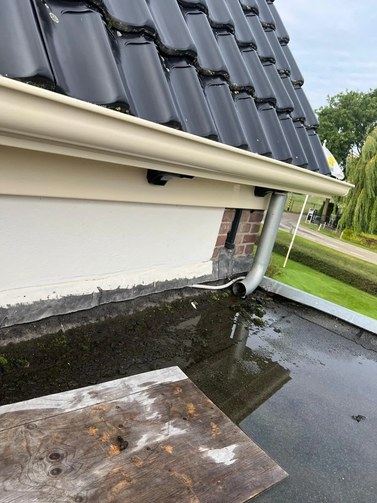 Dakgoot en boeideel boven een plat dak