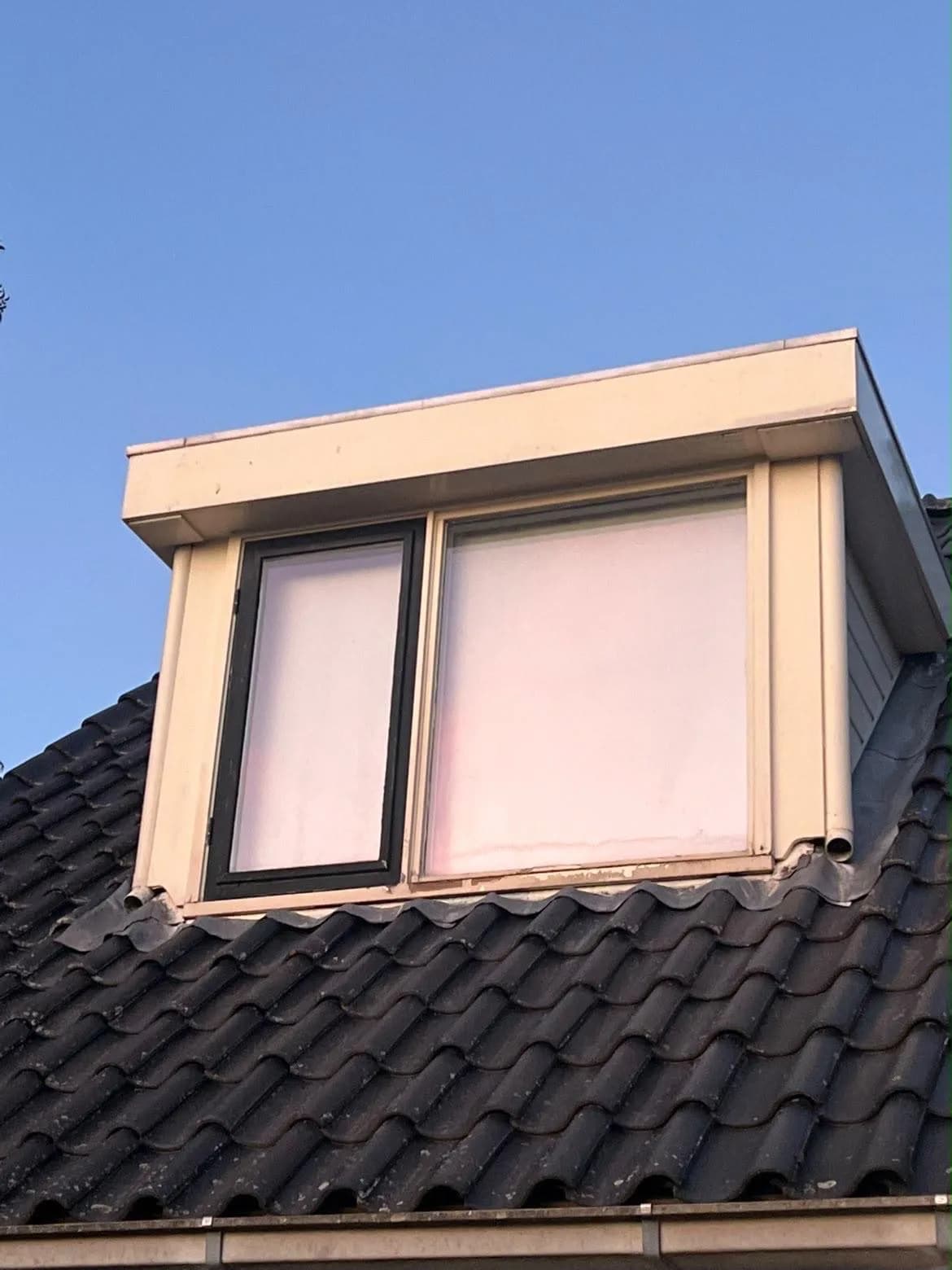 Witte dakkapel van dichtbij na het schoonmaken