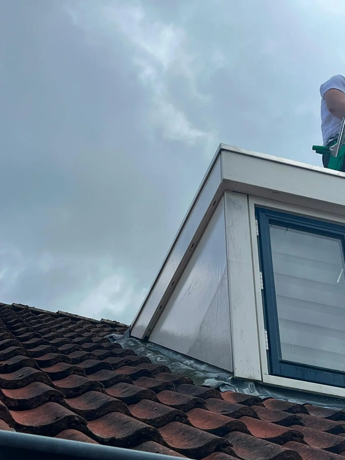 Zijwang en kozijn van een dakkapel, net gereinigd