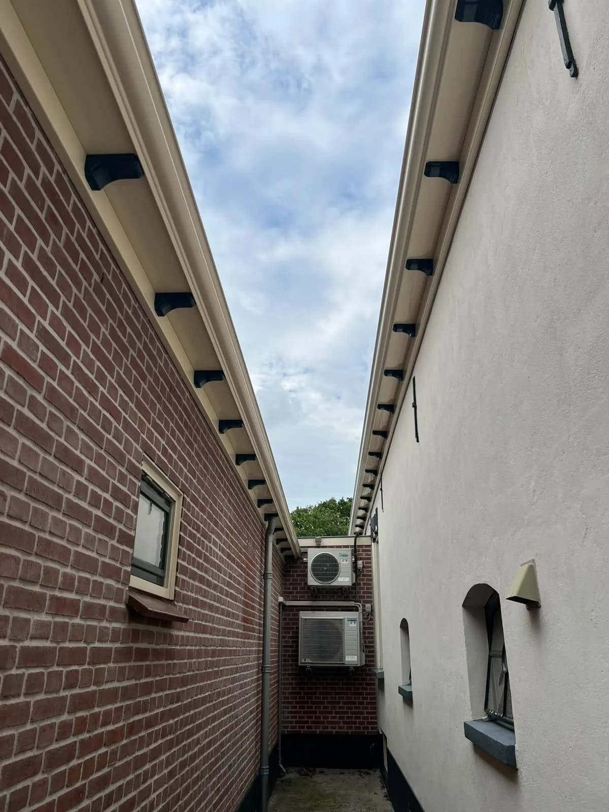 Gootlijsten aan beide kanten van een smalle doorgang