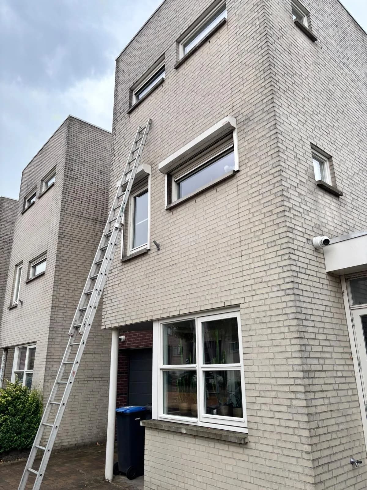 Ramen op hoogte bij een woning met drie bouwlagen