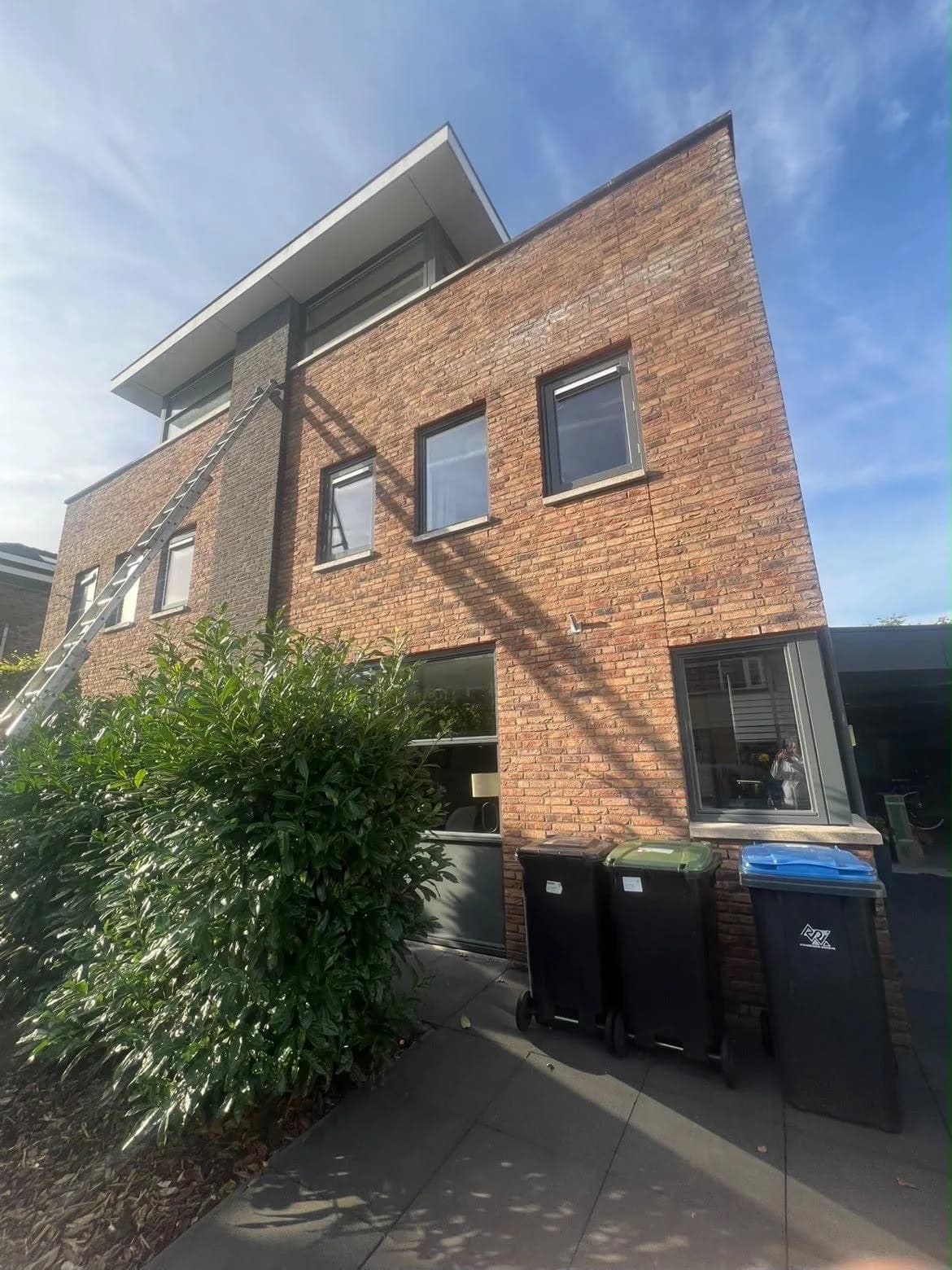 Nieuwbouwwoning met ladder tegen de gevel