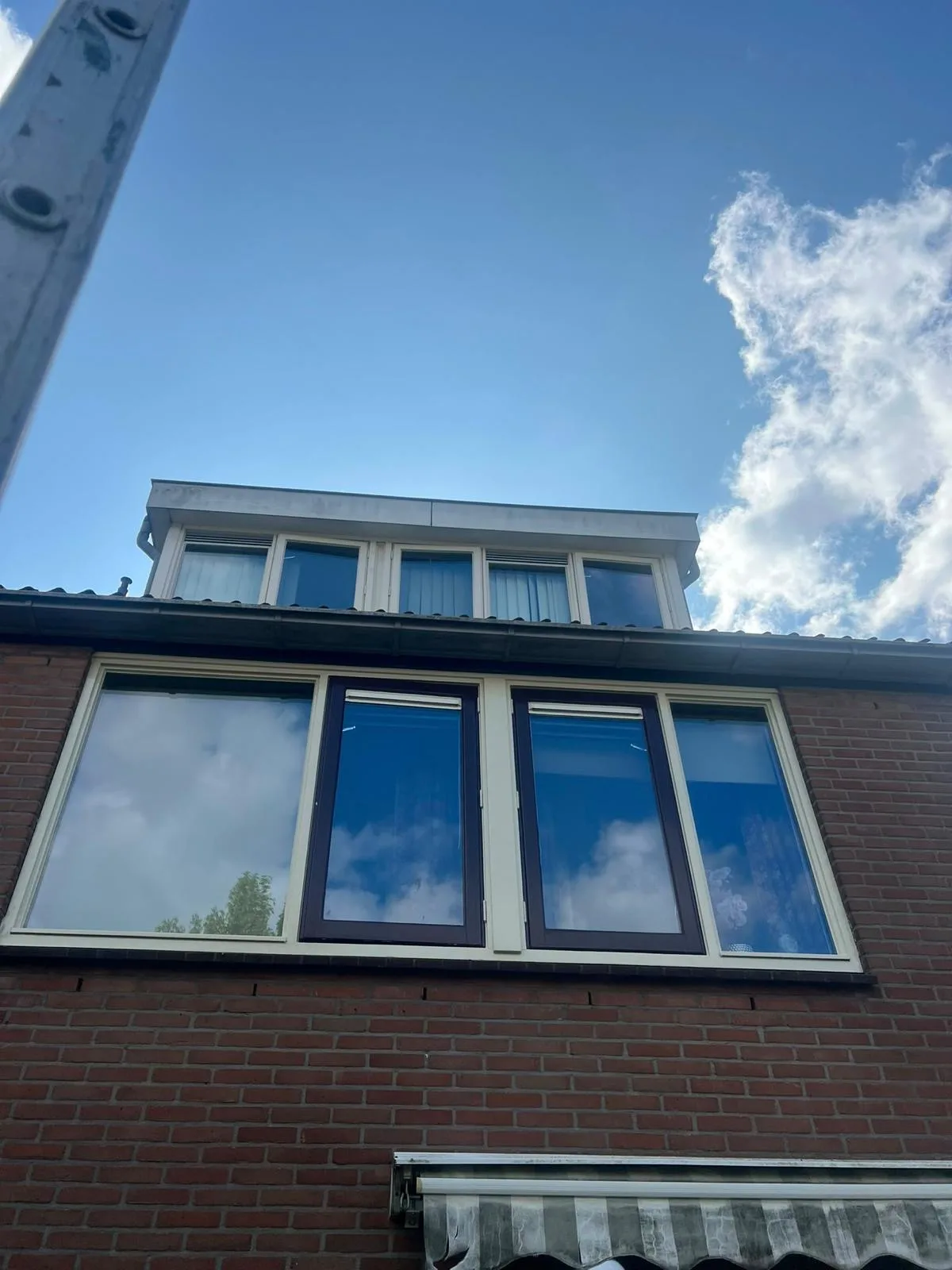 Schone ramen en dakkapel tegen een blauwe lucht