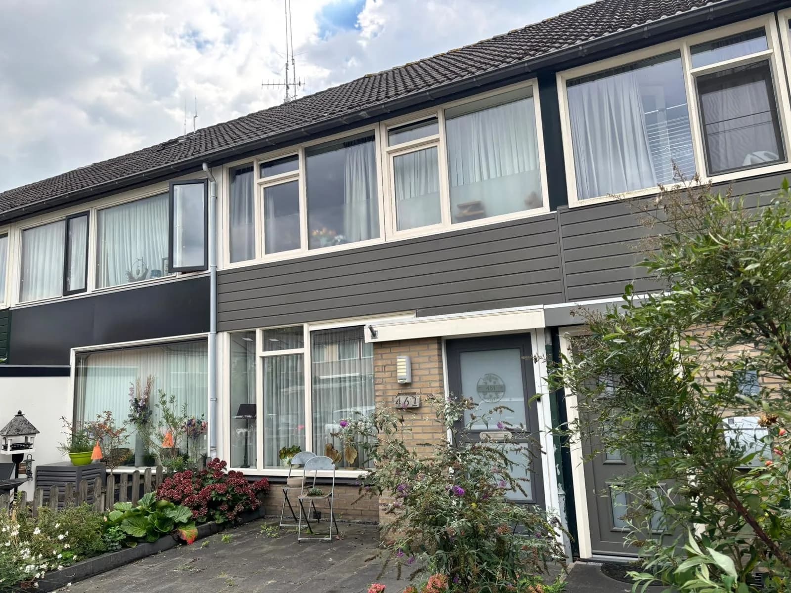 Rijwoning met gevelbekleding en gewassen ramen