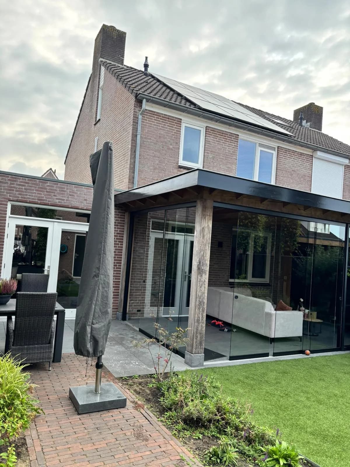 Veranda met glazen schuifwanden in een achtertuin