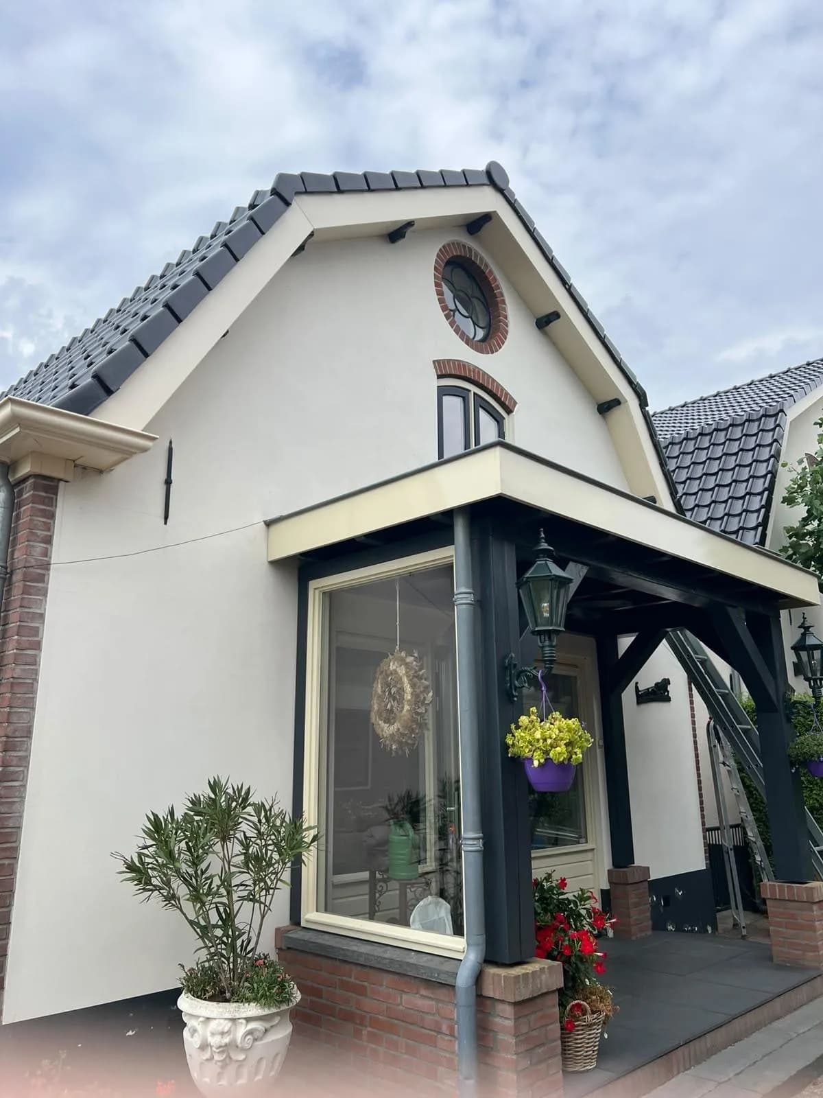 Witte woning met veranda en schone ramen aan de voorkant