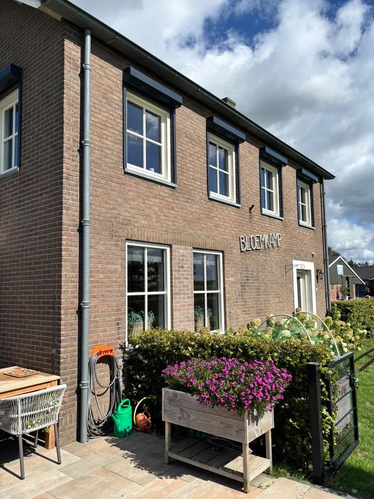 Voorgevel met roedeverdeling in de ramen, net gewassen